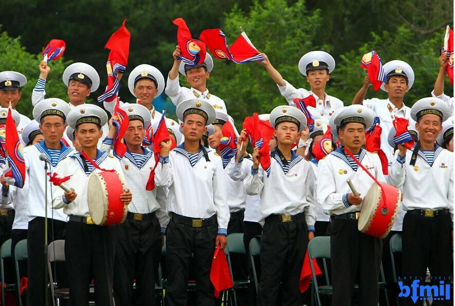 中国水兵与朝鲜同行举行体育比赛时的朝鲜拉拉队图片 